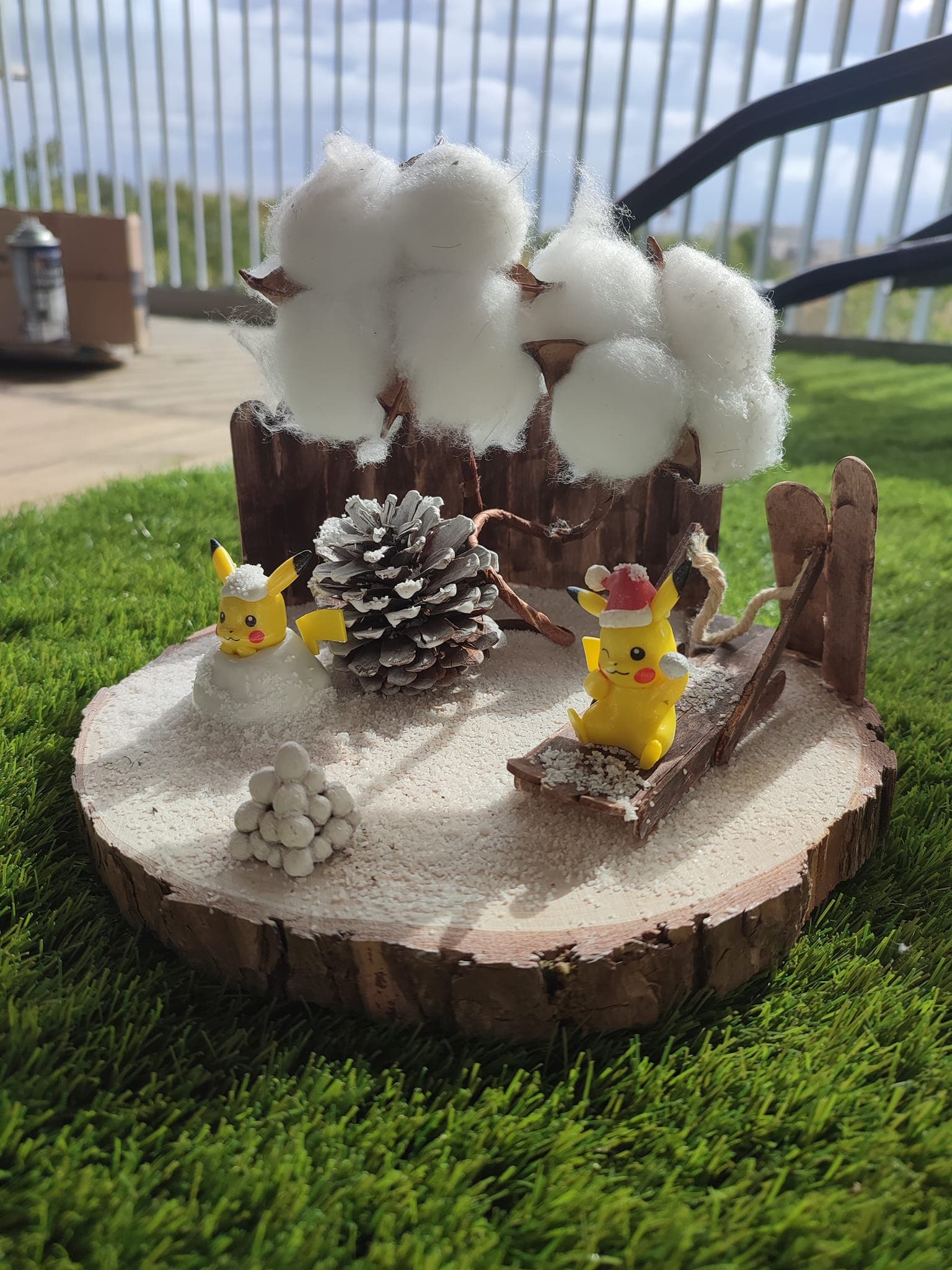 Scénette Pokémon sur rondin